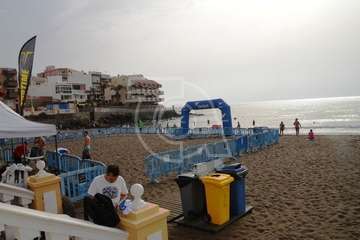 Alberto Rdríguez e Isabel Navarro triunfan en la XVII Travesía a Nado de Salinetas (Foto TA)